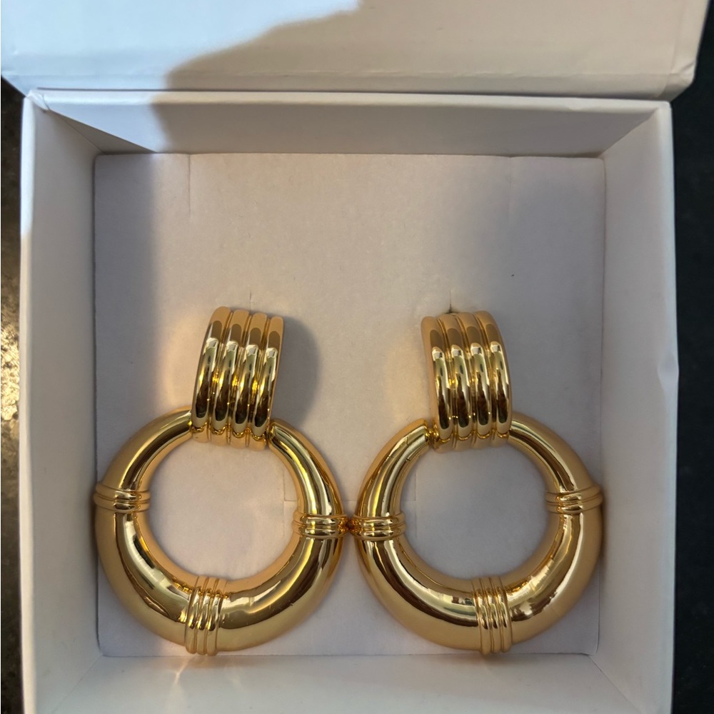 BNIB Heaven Mayhem Rosa Earrings, Gold